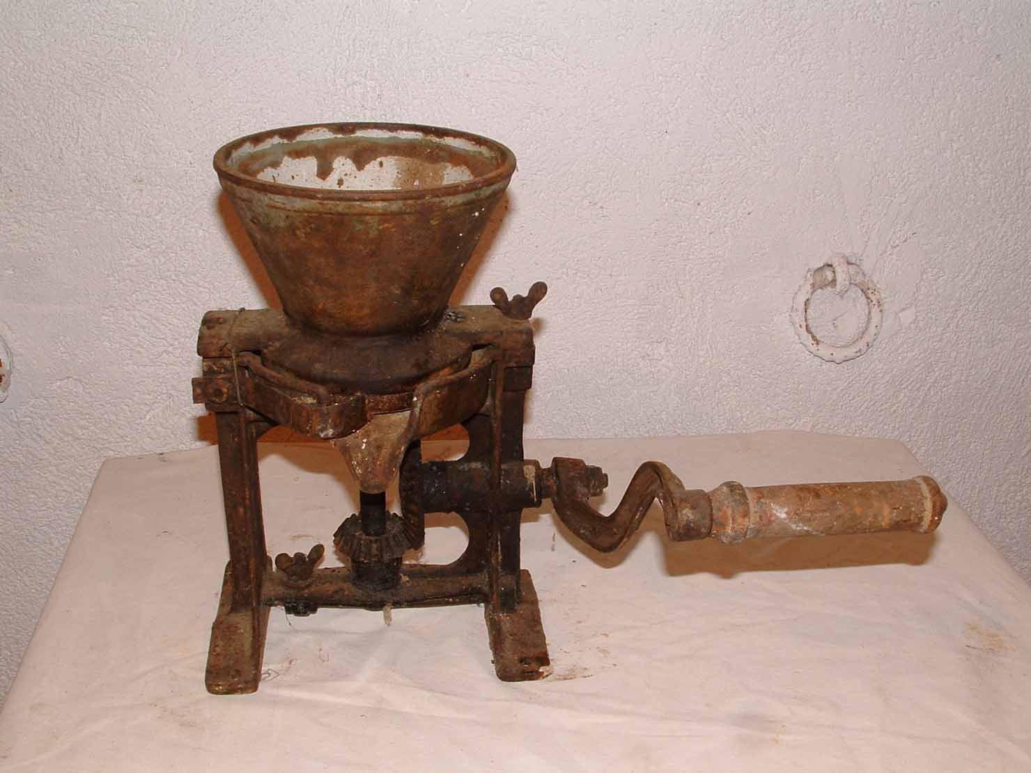 macinino per vernici - produzione marchigiana (secc. XIX/ XX)