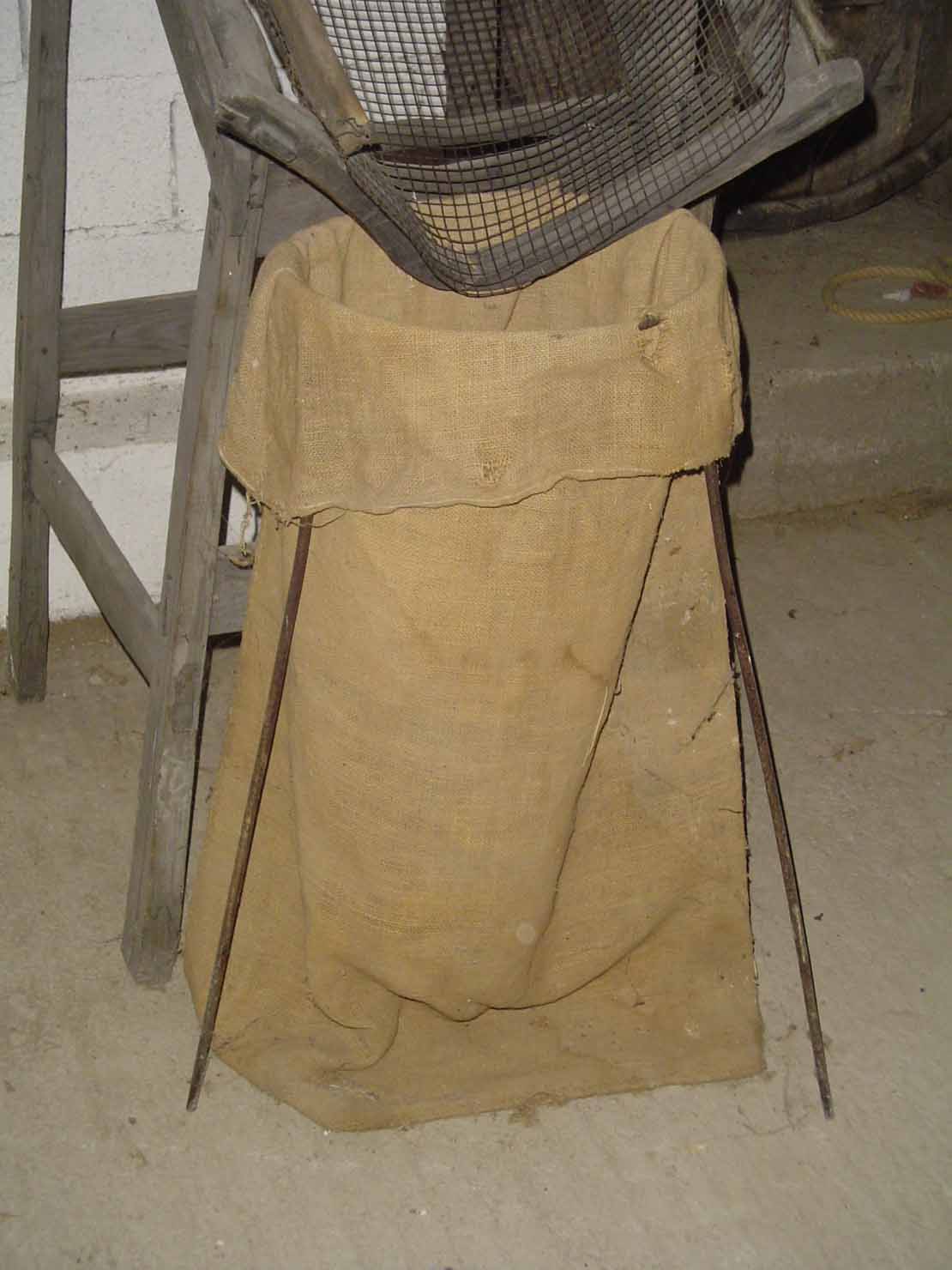 sacco raccoglicarbone - produzione marchigiana (sec. XX metà)