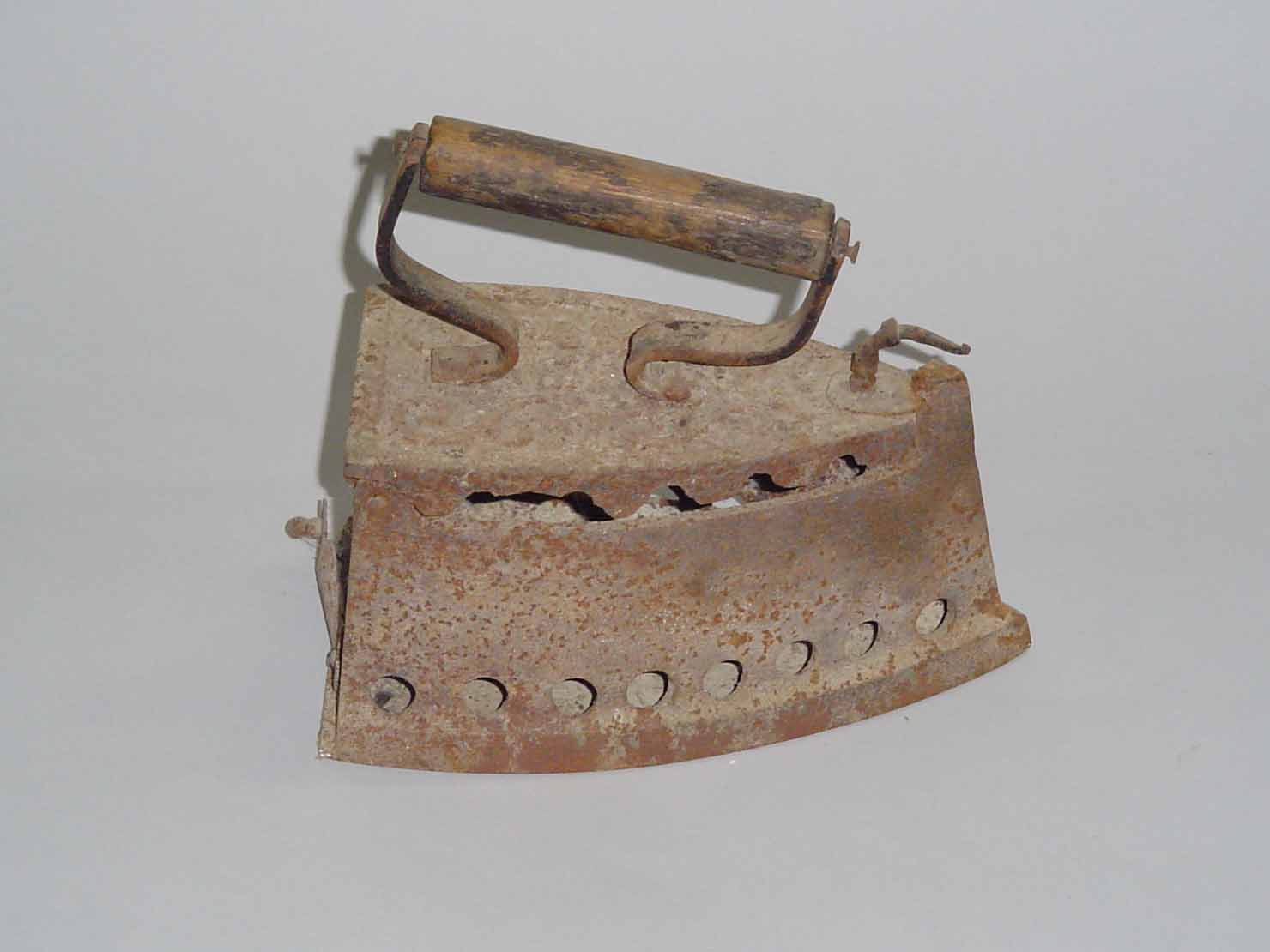 ferro da stiro a carbone - produzione marchigiana (sec. XX inizio)