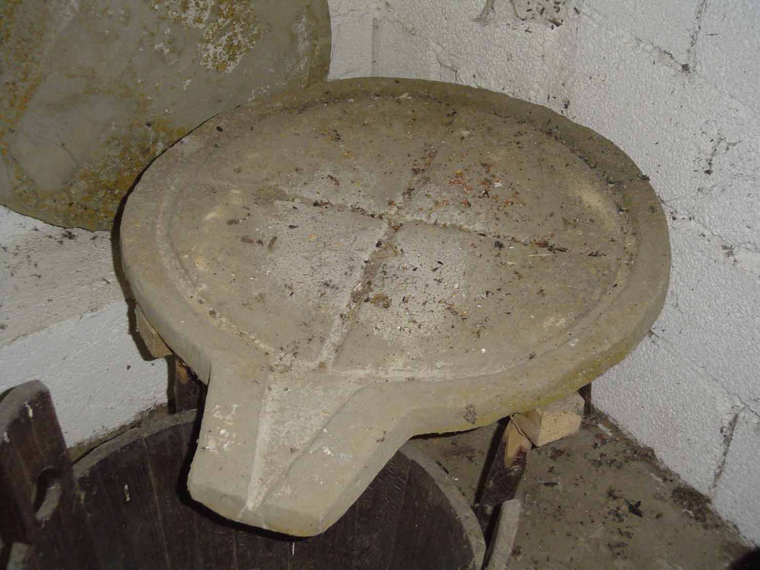 pietra da bucato - produzione marchigiana (sec. XX prima metà)