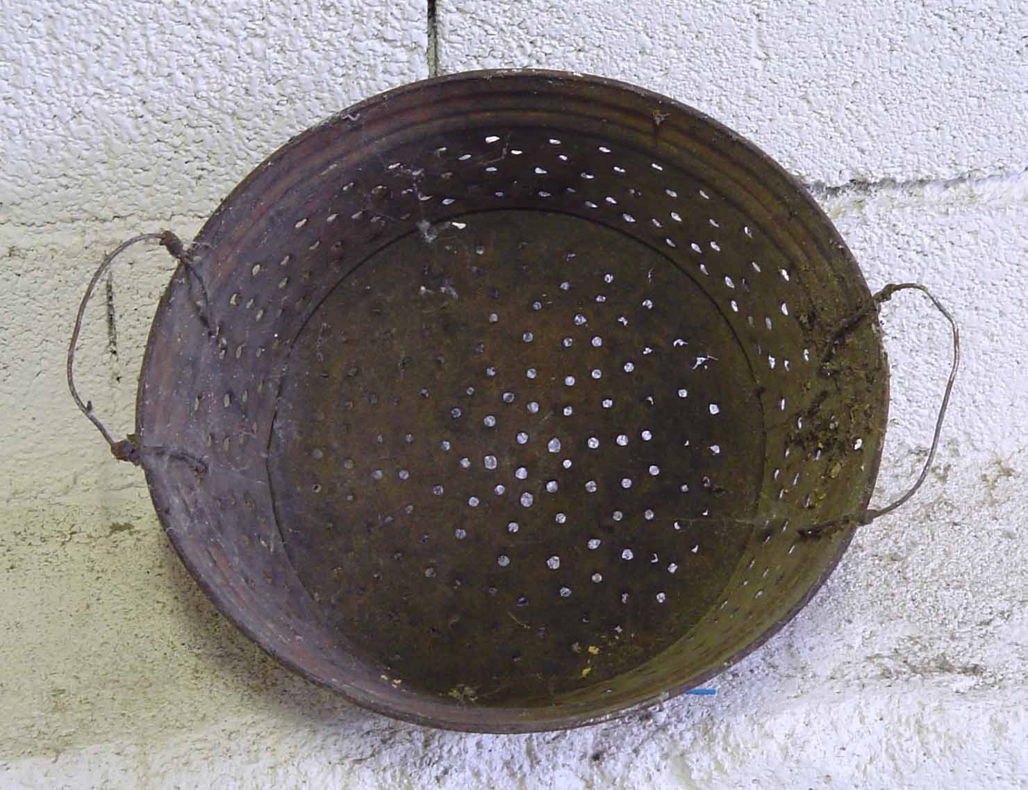 padella forata - produzione marchigiana (sec. XX prima metà)