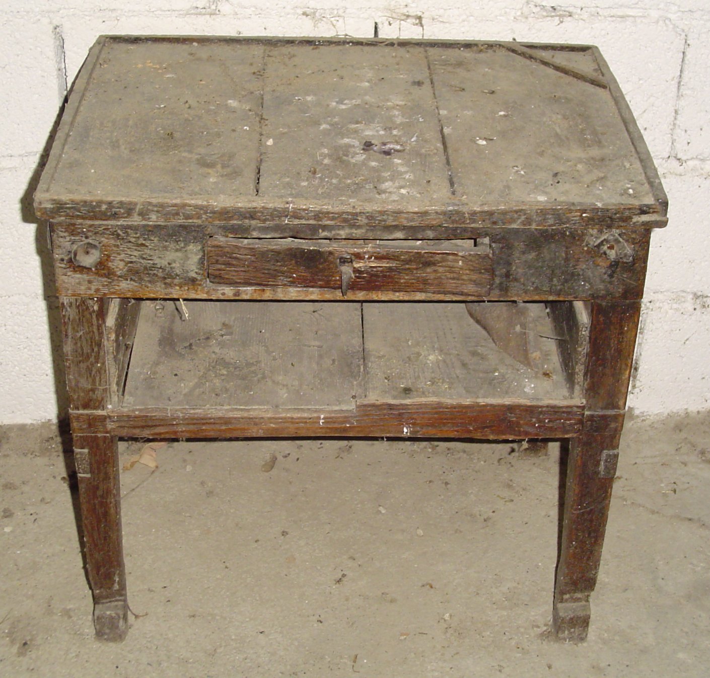 tavolo - produzione marchigiana (sec. XX prima metà)