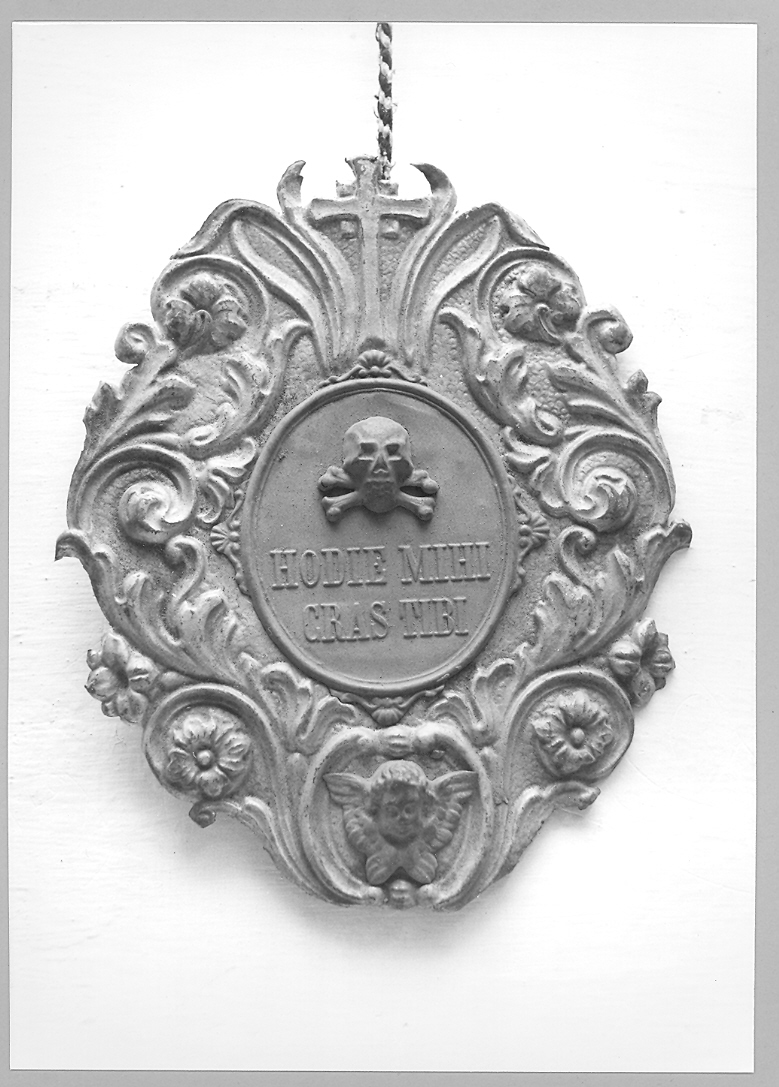 teschio con ossa e motto (emblema di confraternita) - bottega marchigiana (inizio sec. XX)