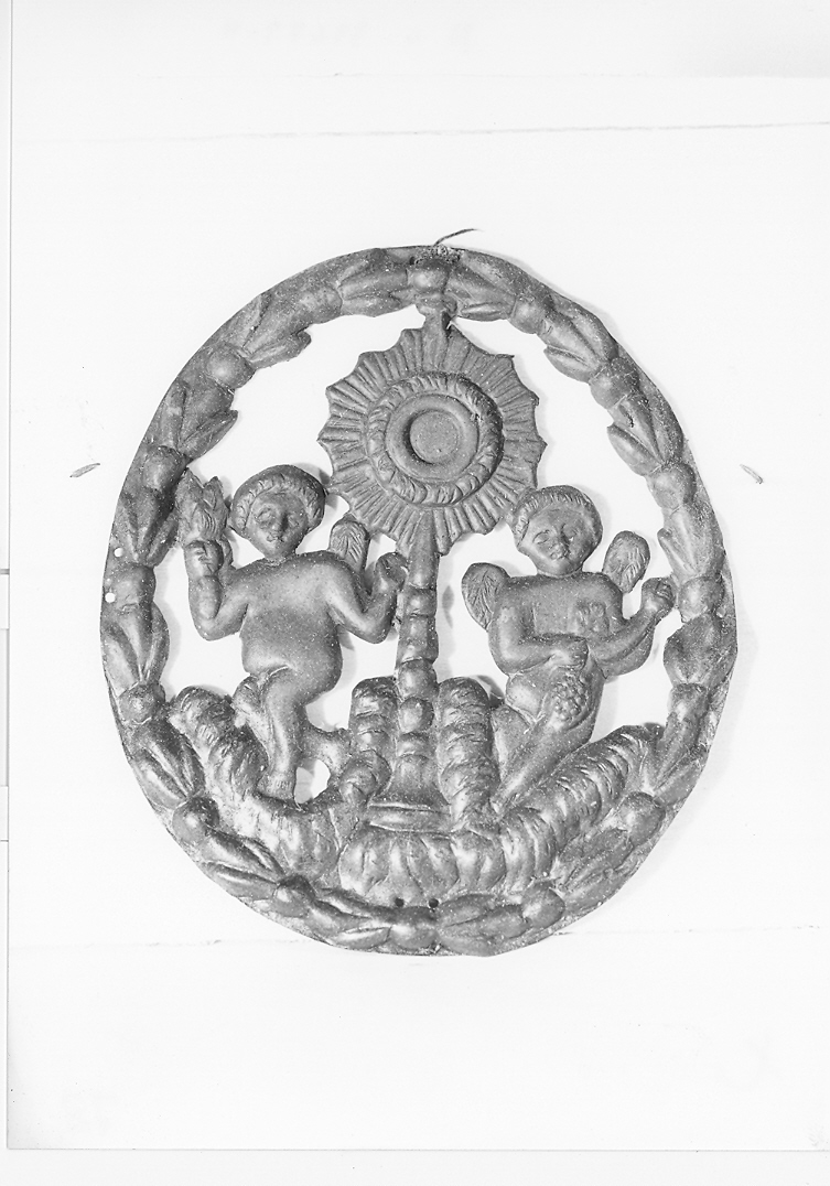coppia di angeli sorreggenti un ostensorio raggiato (emblema di confraternita) - bottega marchigiana (sec. XIX)