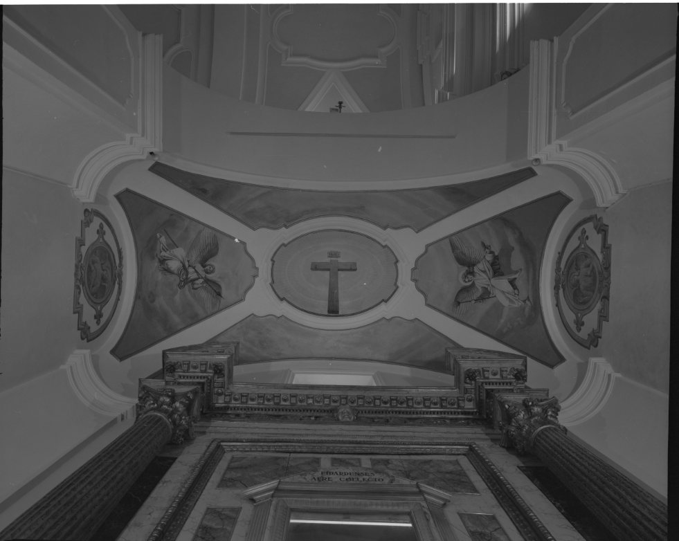 angeli con corona e simboli del martirio adoranti la croce (dipinto, complesso decorativo) - ambito marchigiano (primo quarto sec. XX)