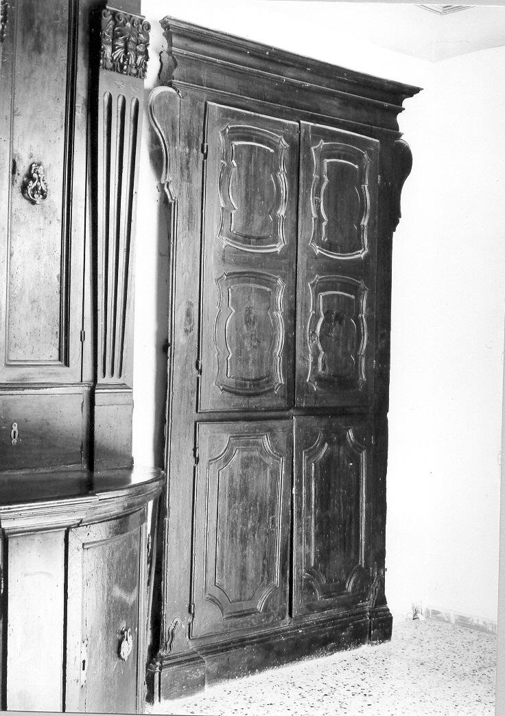 armadio - a muro - bottega marchigiana (prima metà sec. XVIII)