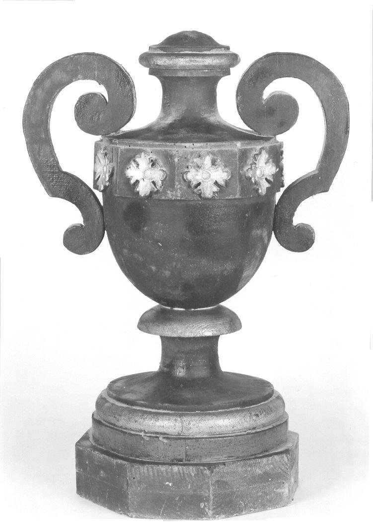 vaso d'altare con composizione floreale, coppia - bottega marchigiana (fine/inizio secc. XIX/ XX)