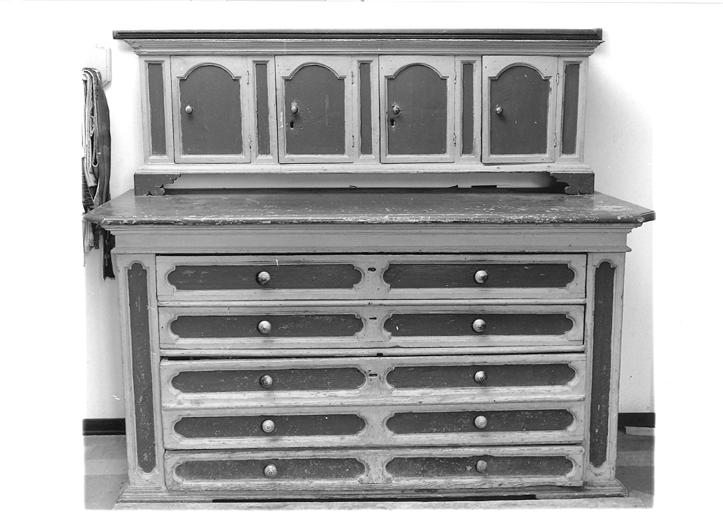 mobile da sacrestia - bottega marchigiana (fine/inizio secc. XVII/ XVIII)