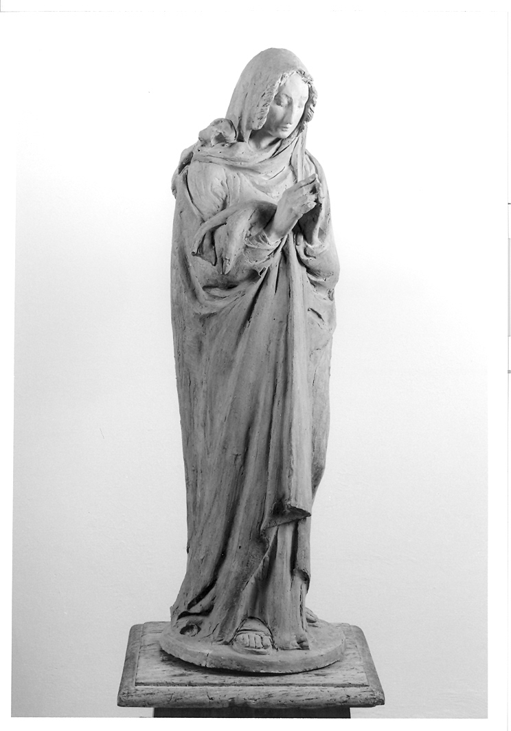 Madonna orante (scultura) di Tonnini Giueseppe (sec. XX)