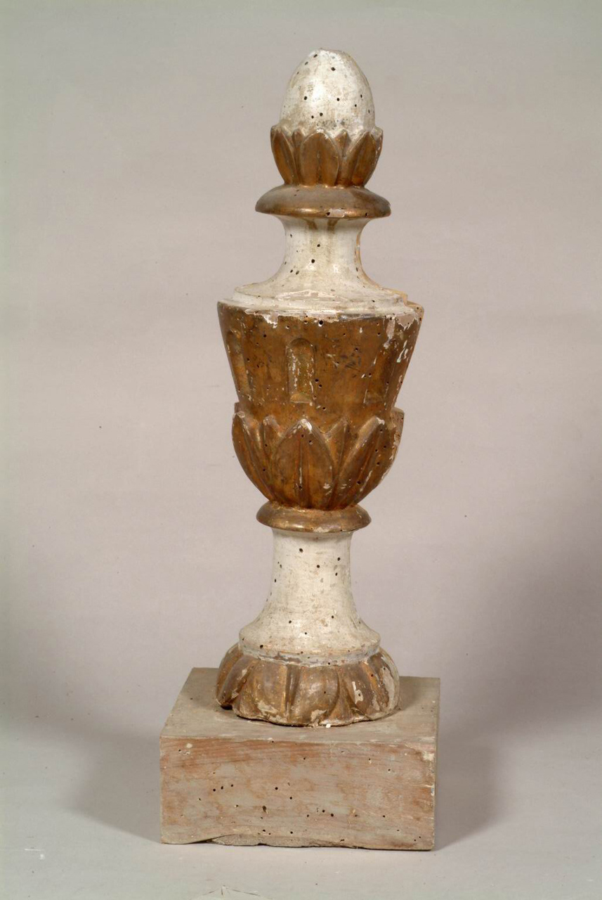 vaso d'altare con composizione floreale, elemento d'insieme - bottega marchigiana (sec. XIX)