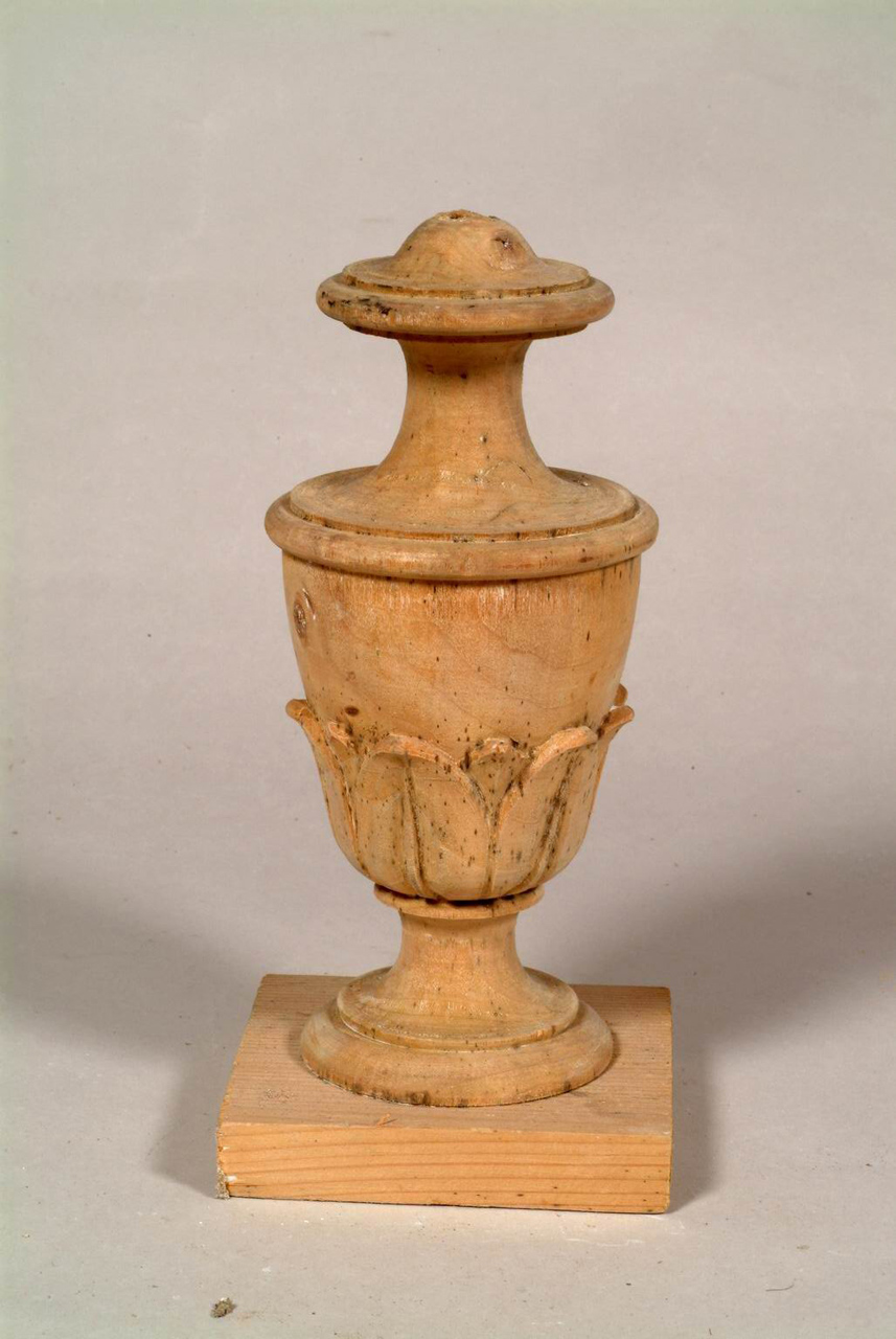 vaso d'altare con composizione floreale, elemento d'insieme - bottega marchigiana (prima metà sec. XX)