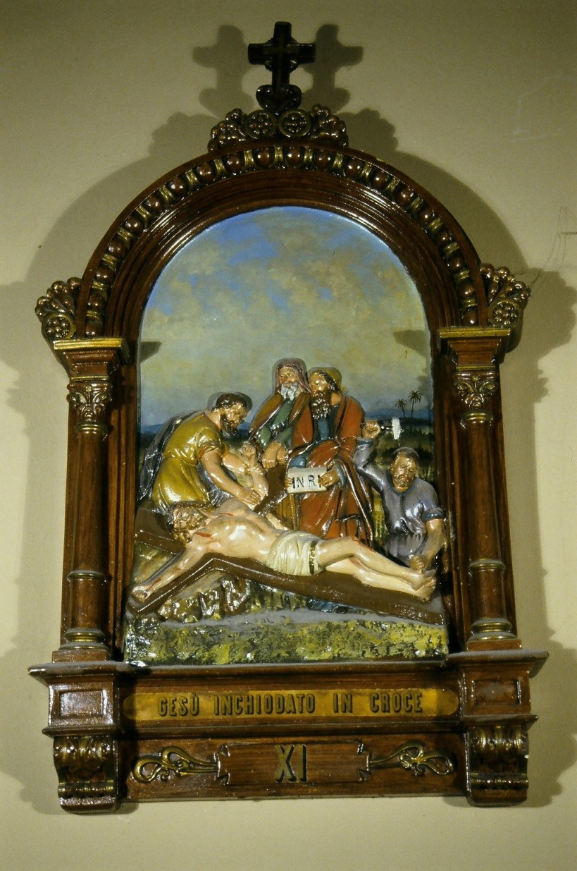 stazione XI: Gesù inchiodato alla croce (formella, elemento d'insieme) - bottega marchigiana (secondo quarto sec. XX)