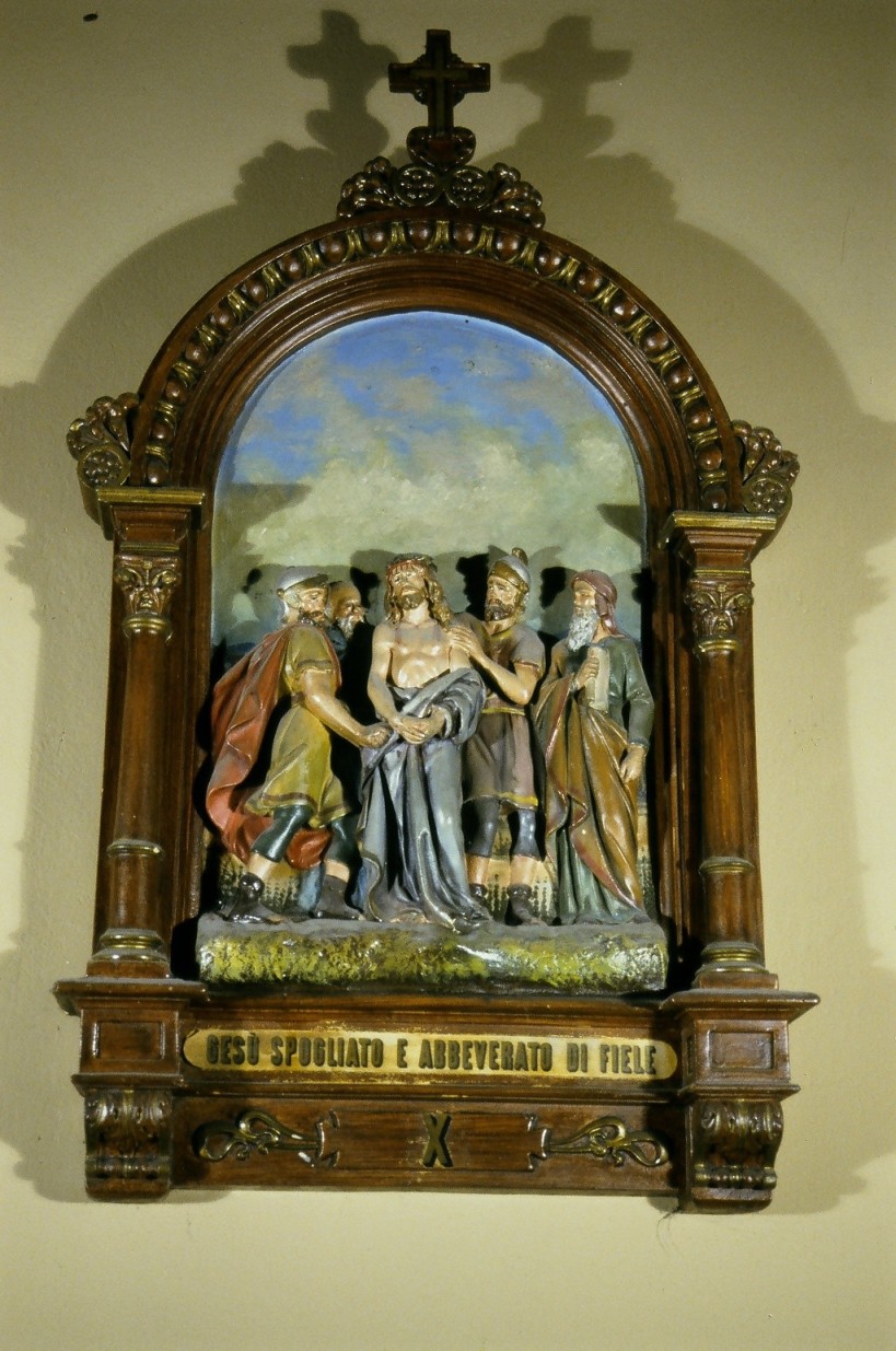 stazione X: Gesù spogliato e abbeverato di fiele (formella, elemento d'insieme) - bottega marchigiana (secondo quarto sec. XX)