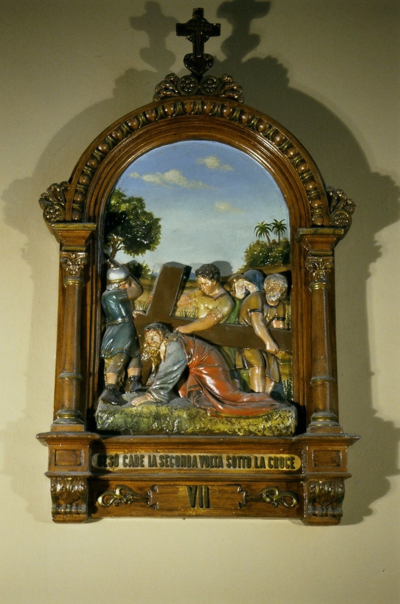stazione VII: Gesù cade sotto la croce la seconda volta (formella) - bottega marchigiana (secondo quarto sec. XX)