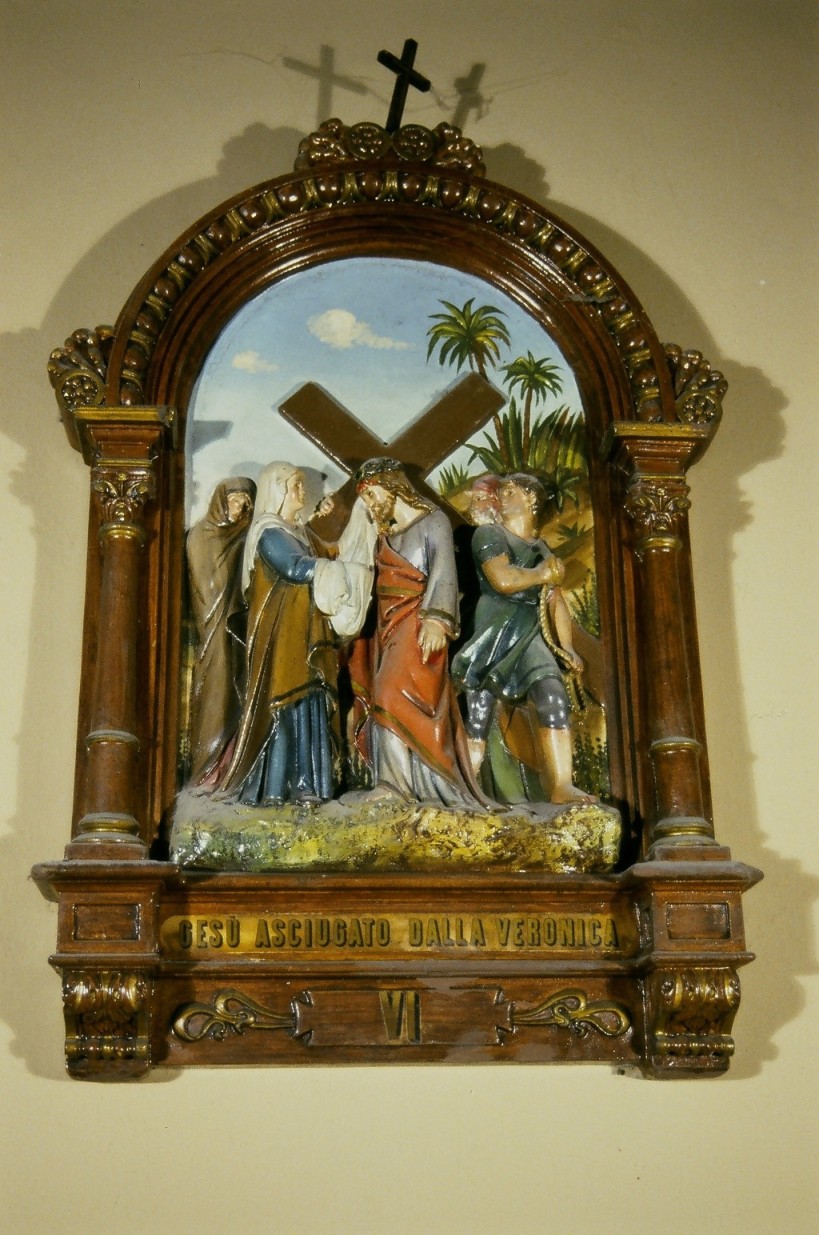 stazione VI: Gesù asciugato dalla Veronica (formella) - bottega marchigiana (secondo quarto sec. XX)