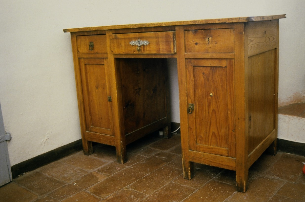 scrivania - ambito italiano (secondo quarto sec. XX)