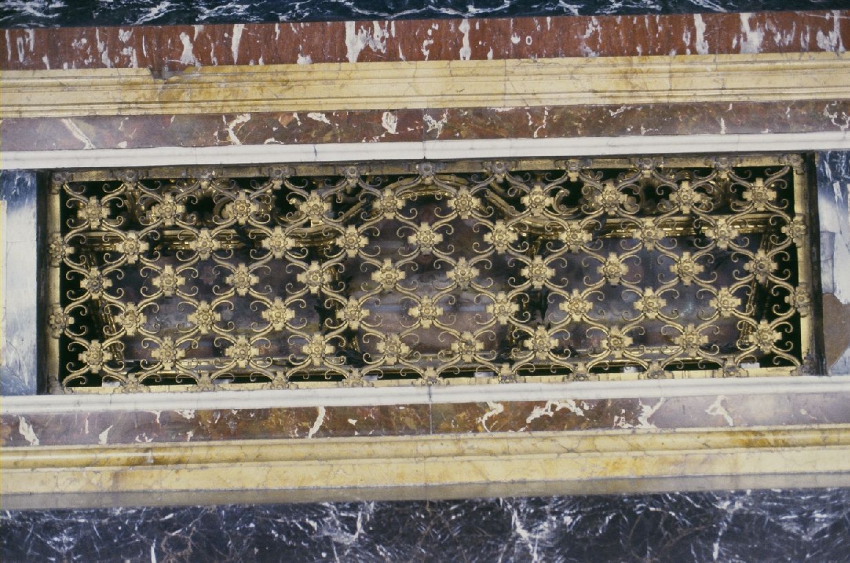 grata, elemento d'insieme - bottega marchigiana (ultimo quarto sec. XVIII)