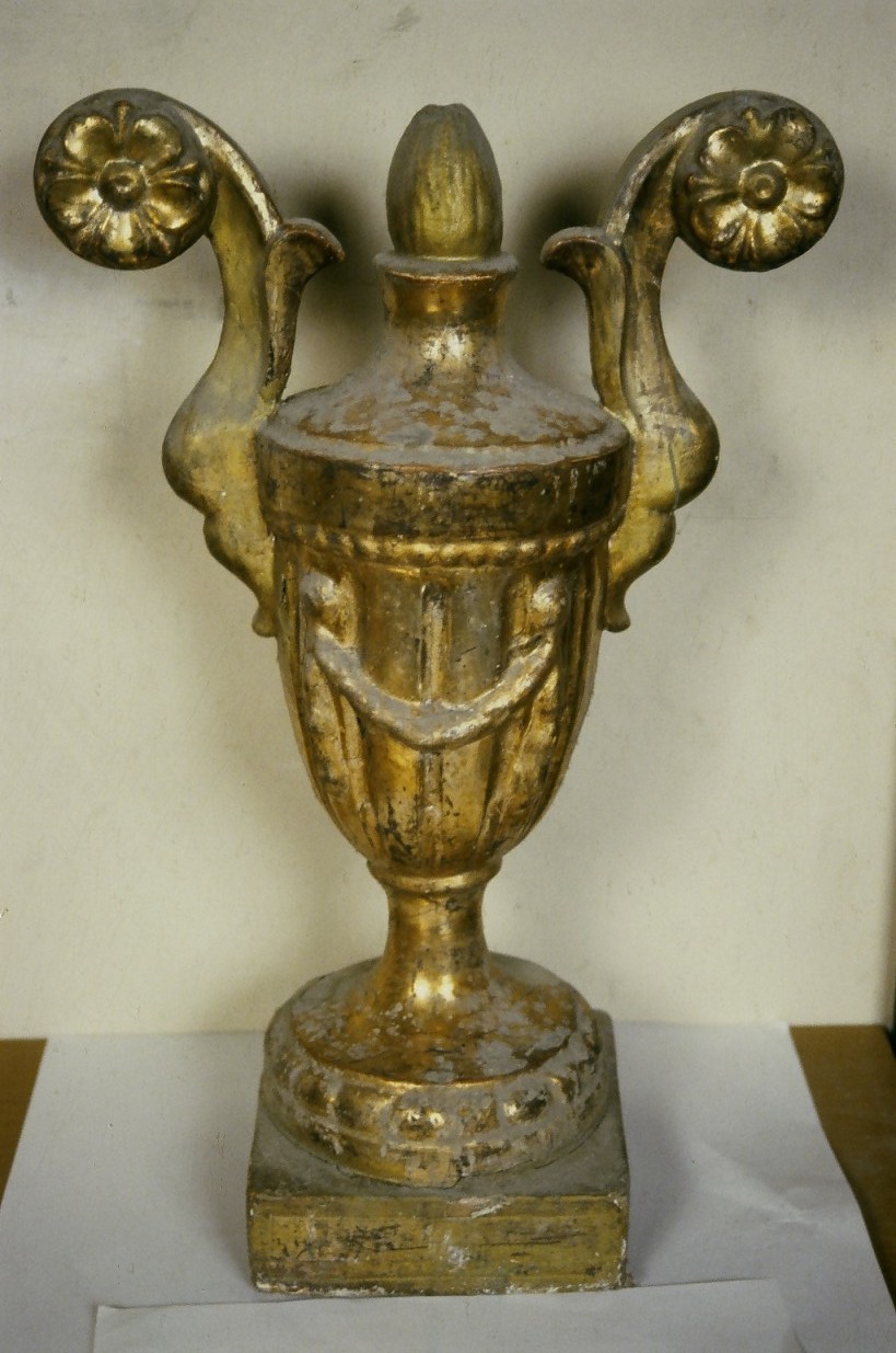 vaso d'altare con composizione floreale, serie - bottega italiana (seconda metà sec. XVIII)