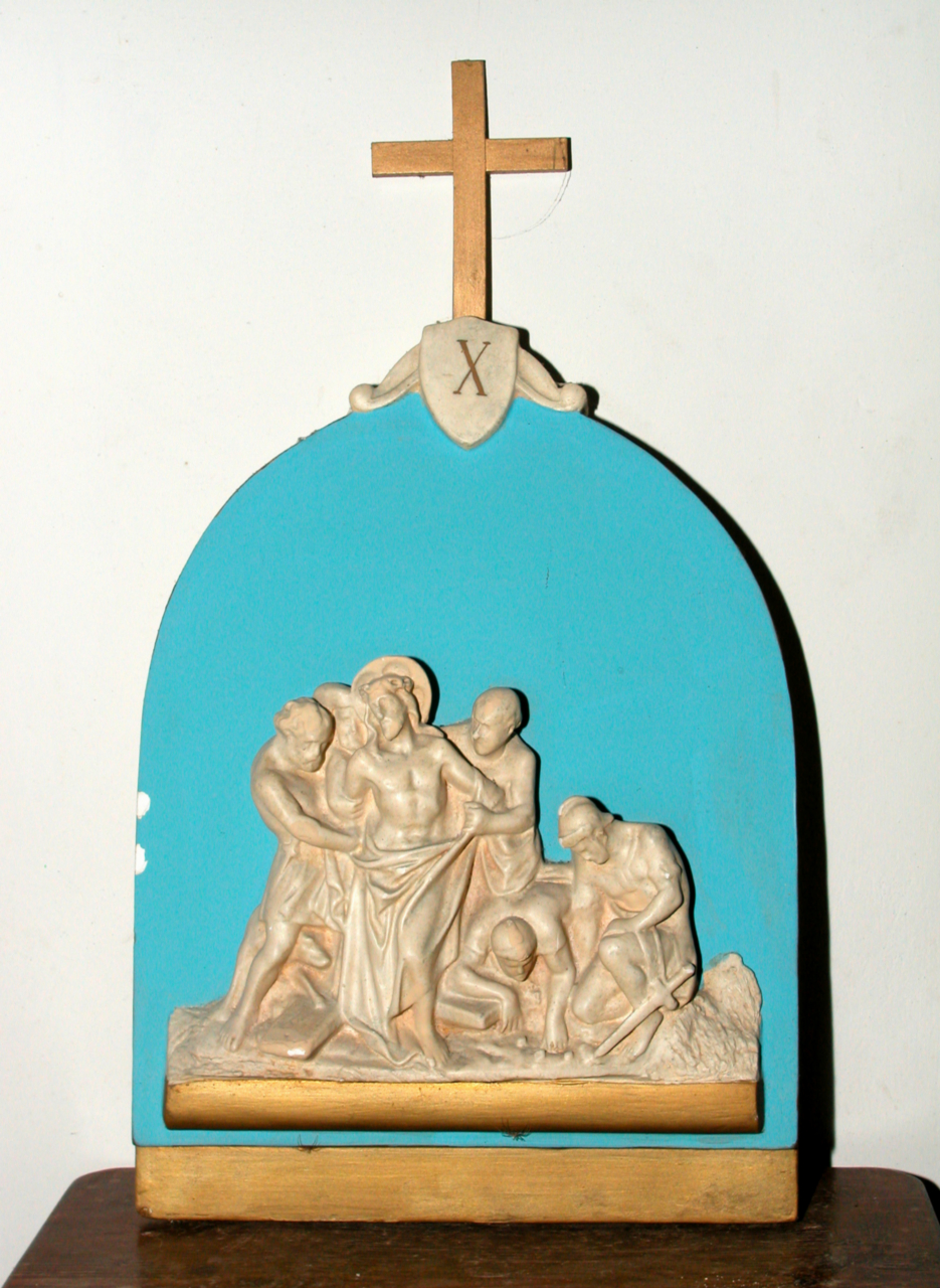 stazione X: Gesù spogliato e abbeverato di fiele (Via Crucis, elemento d'insieme) - bottega marchigiana (prima metà sec. XX)