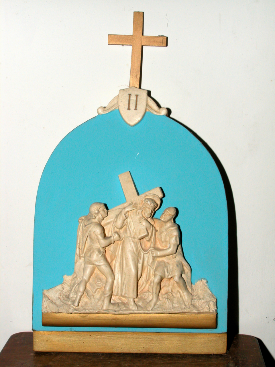 stazione II: Gesù caricato della croce (Via Crucis, elemento d'insieme) - bottega marchigiana (prima metà sec. XX)