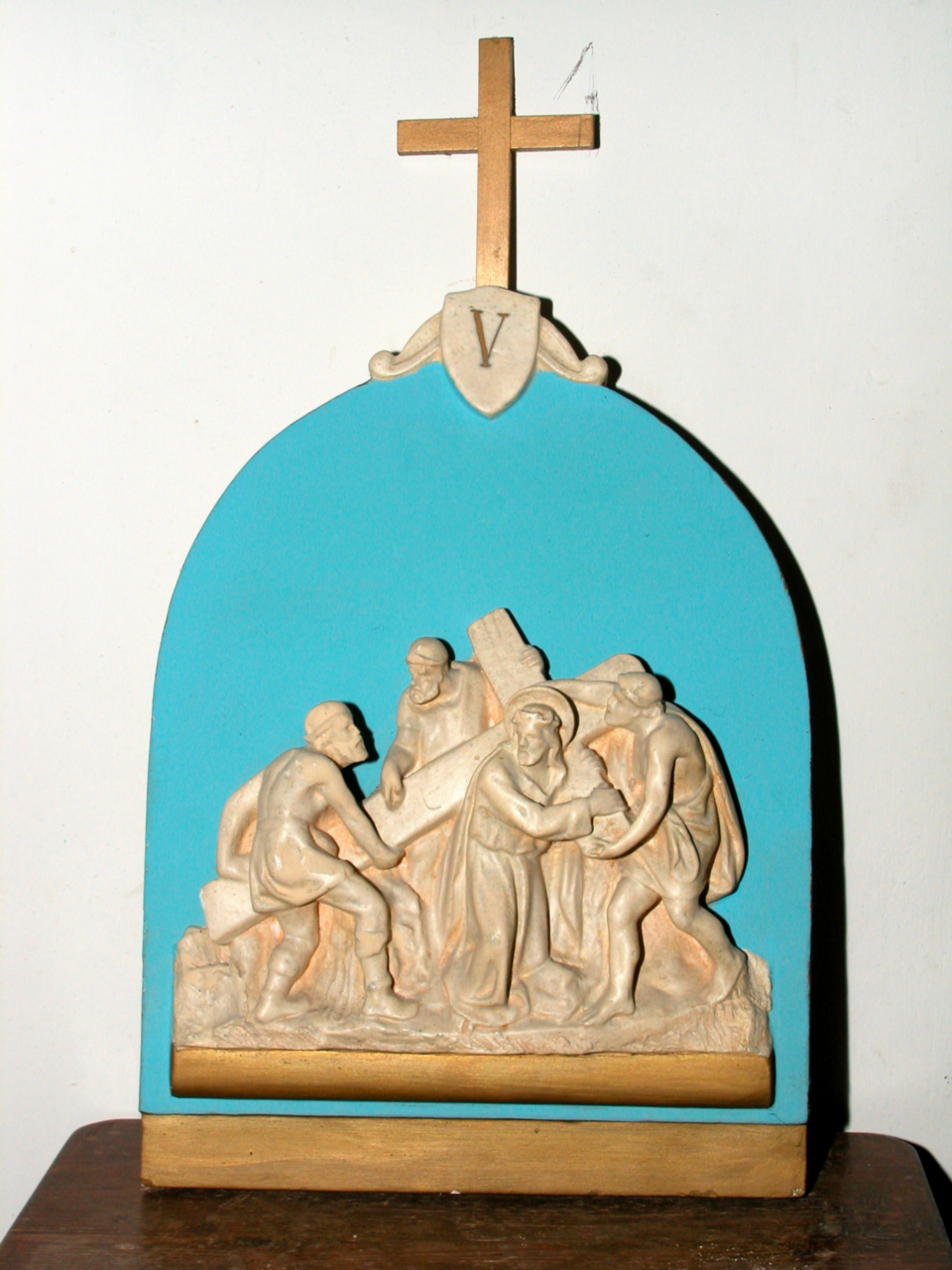 stazione V: Gesù aiutato da Simone il Cireneo a portare la croce (Via Crucis, elemento d'insieme) - bottega marchigiana (prima metà sec. XX)