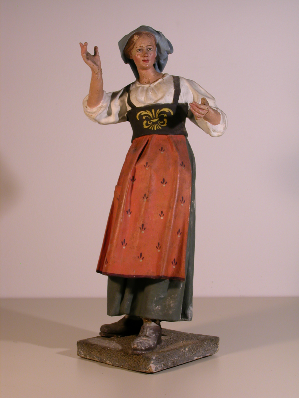 figura femminile (statuetta di presepio, elemento d'insieme) - bottega pugliese (sec. XIX)