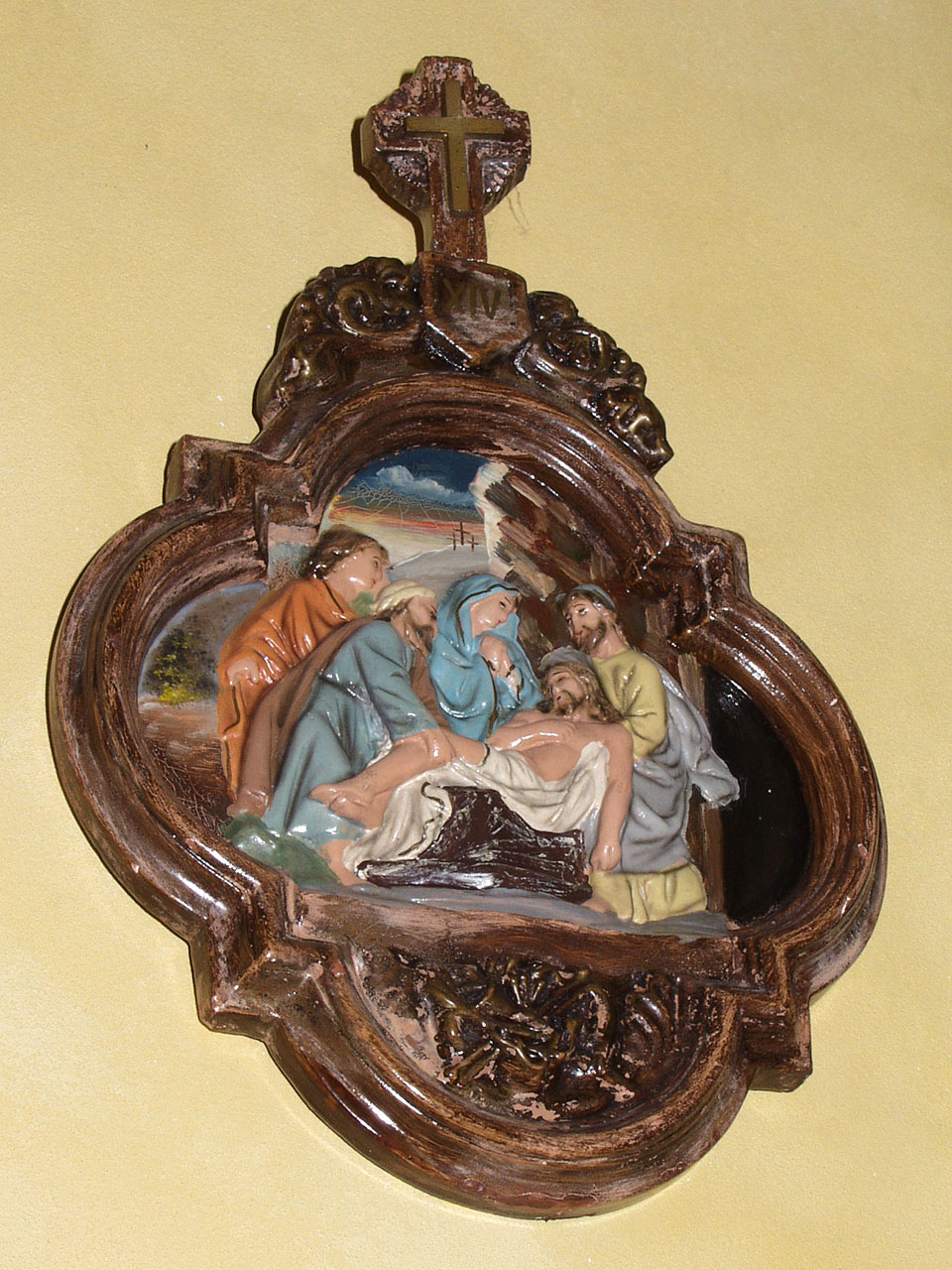 stazione XIV: Gesù deposto nel sepolcro (Via Crucis, elemento d'insieme) - bottega marchigiana (prima metà sec. XX)