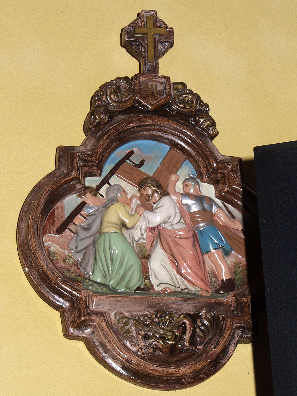 stazione VI: Gesù asciugato dalla Veronica (Via Crucis, elemento d'insieme) - bottega marchigiana (prima metà sec. XX)