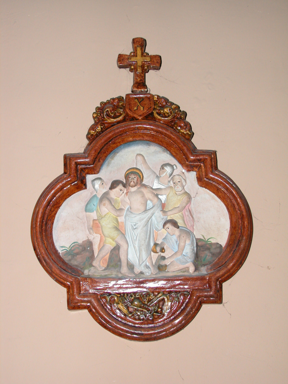 stazione X: Gesù spogliato e abbeverato di fiele (Via Crucis, elemento d'insieme) - bottega marchigiana (metà sec. XX)
