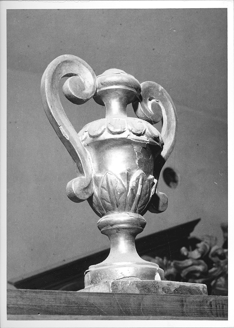 vaso d'altare con composizione floreale, serie - bottega italiana (sec. XIX)