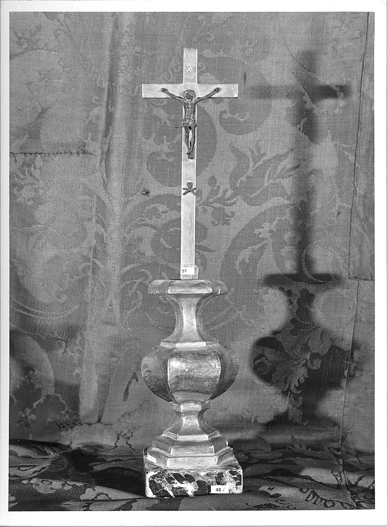 vaso d'altare con composizione floreale - bottega italiana (sec. XVII, sec. XVIII)