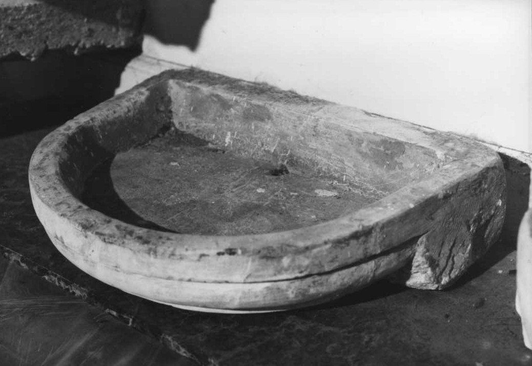 vasca di fontana da sacrestia - bottega marchigiana (fine/inizio secc. XVI/ XVII)