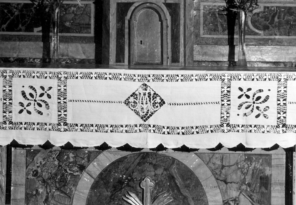 monogramma mariano (tovaglia d'altare) - manifattura italiana (inizio sec. XX)
