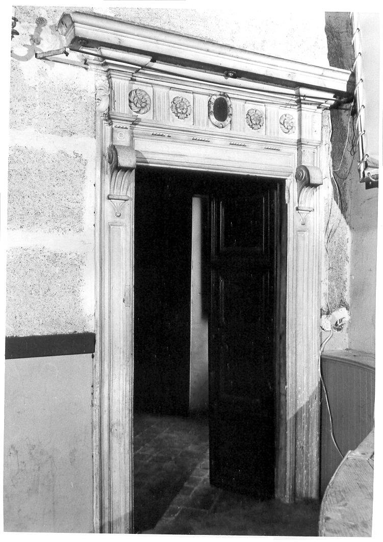 mostra di porta, elemento d'insieme - bottega marchigiana (inizio sec. XVII)