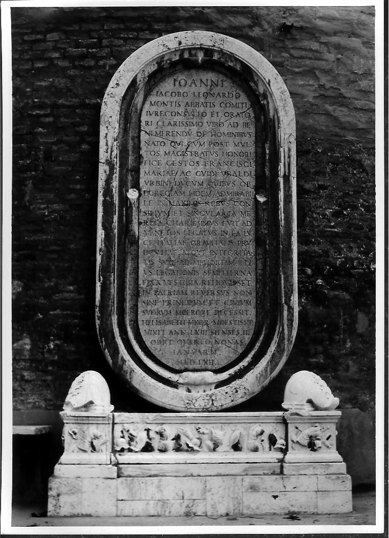 monumento funebre - bottega marchigiana (sec. XVI)