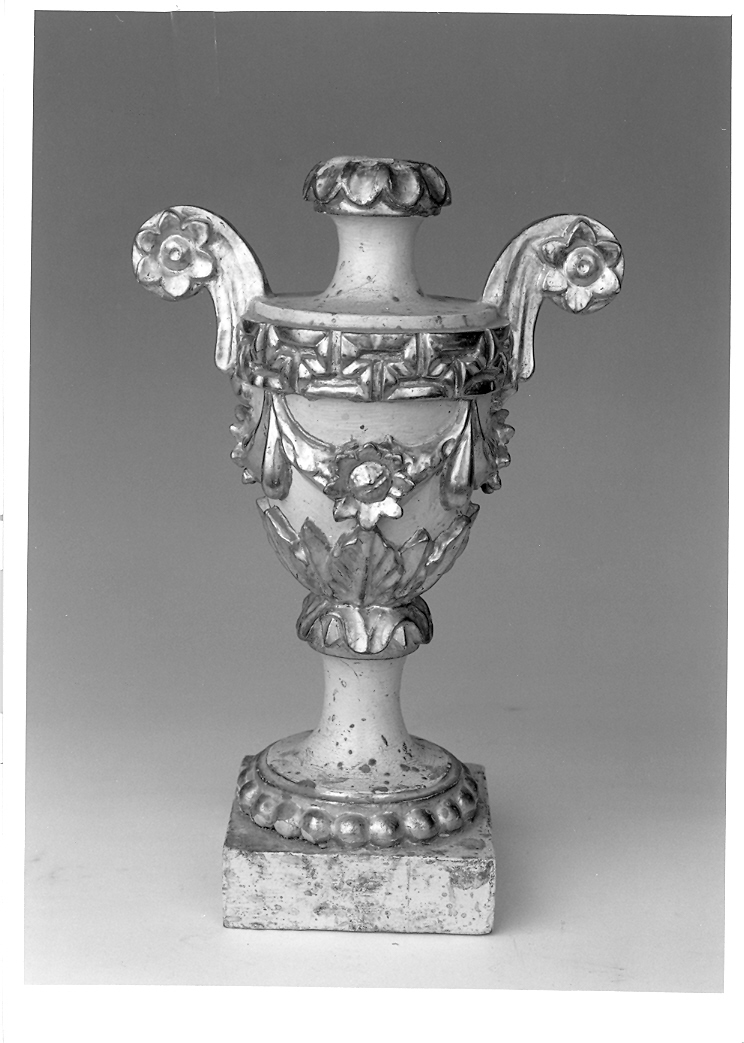 vaso d'altare con composizione floreale, serie - ambito marchigiano (sec. XIX)