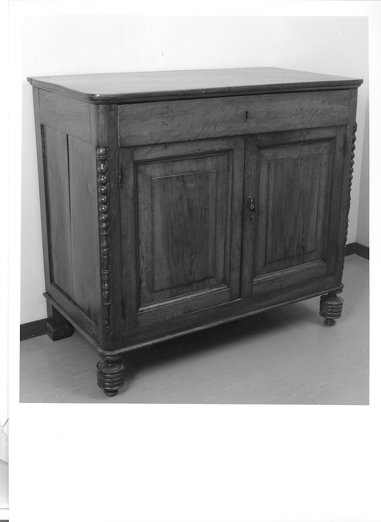 credenza - produzione marchigiana (primo quarto sec. XX)