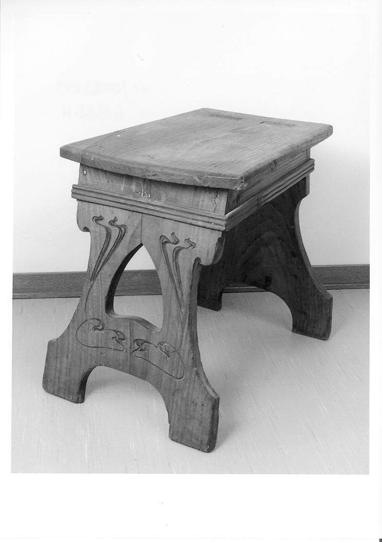 sgabello - produzione marchigiana (primo quarto sec. XX)