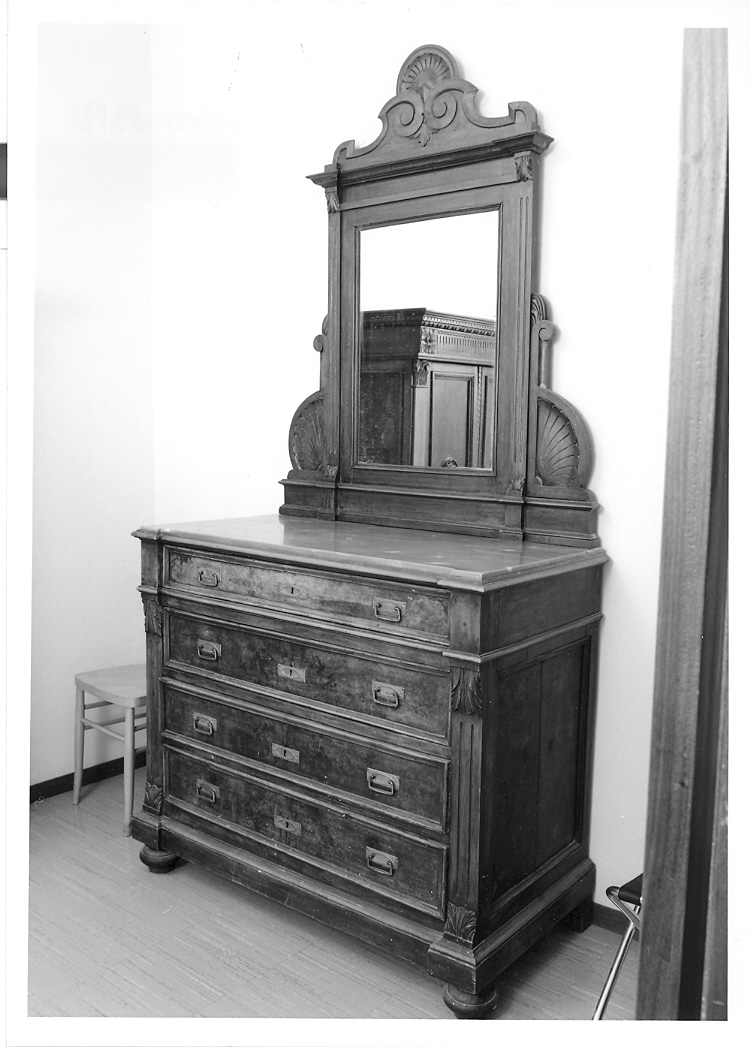 cassettone - produzione marchigiana (primo quarto sec. XX)