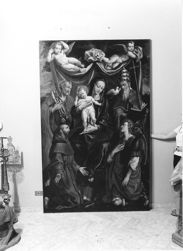 Madonna con Bambino e i SSan Francesco, Pietro, Gregorio e Vitale (dipinto) di Ramazzani Ercole (sec. XVI)