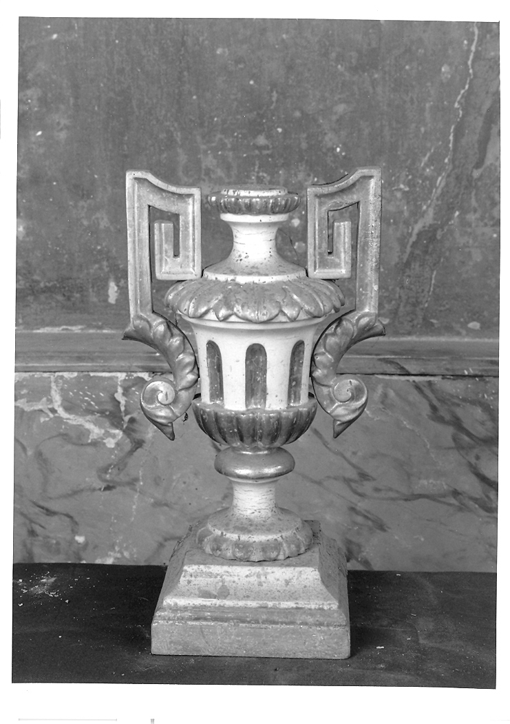 vaso d'altare con composizione floreale, serie - manifattura marchigiana (fine/inizio secc. XVIII/ XIX)