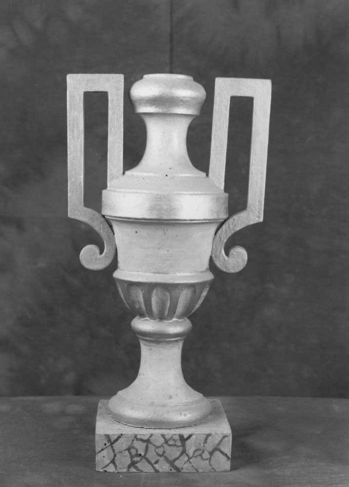 vaso d'altare con composizione floreale, serie - manifattura marchigiana (prima metà sec. XX)