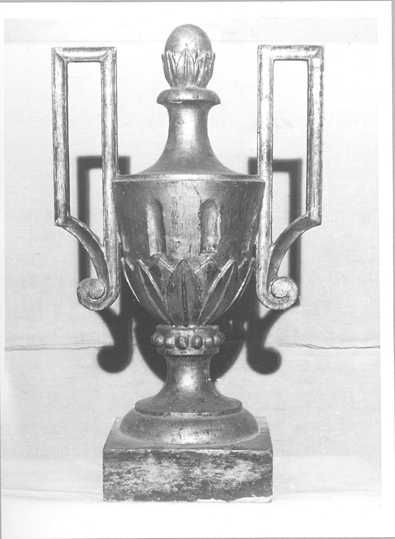 vaso d'altare con composizione floreale, serie - produzione marchigiana (sec. XIX)