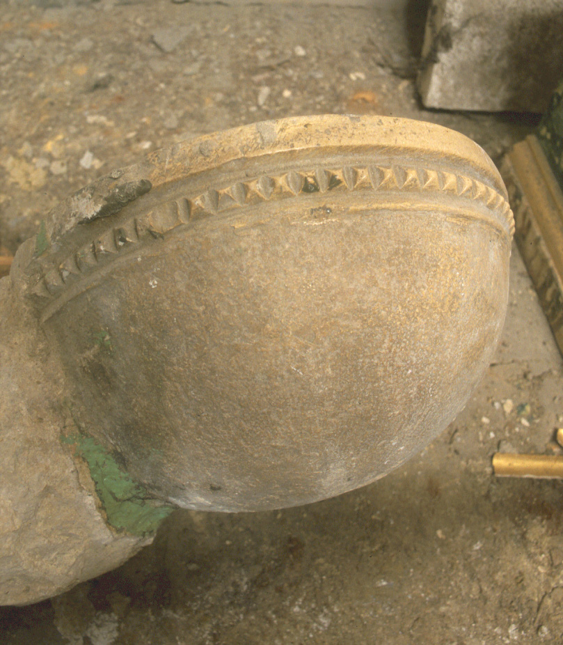 acquasantiera - bottega pesarese (seconda metà sec. XVI)