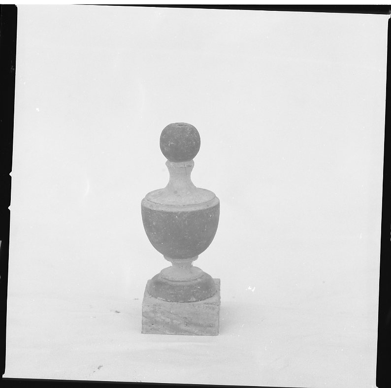 vaso d'altare con composizione floreale, coppia - bottega marchigiana (secc. XIX/ XX)
