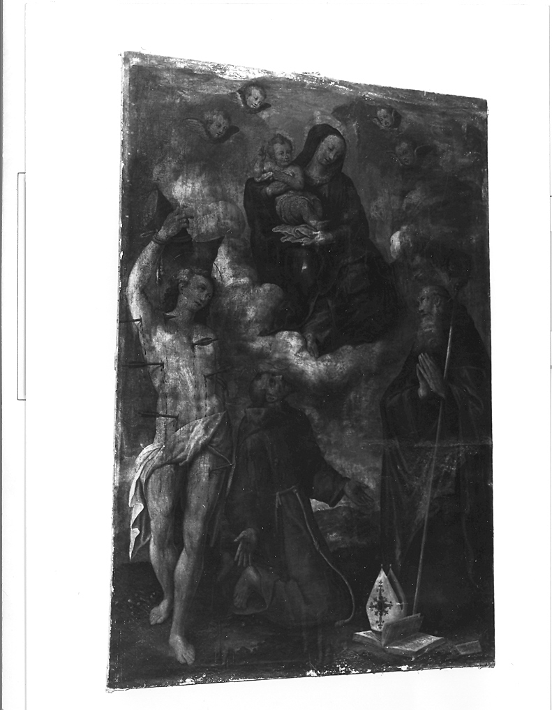 Madonna con Bambino e angeli tra San Sebastiano e San Rocco (dipinto) di Ramazzani Ercole (sec. XVI)