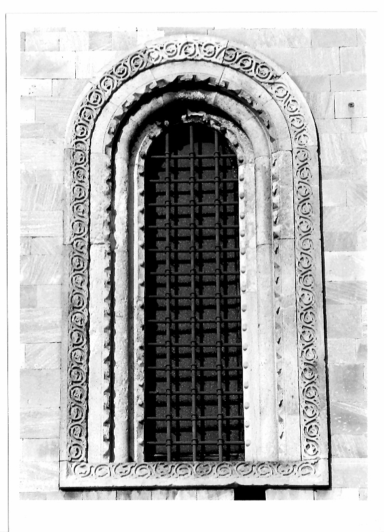 mostra di finestra, elemento d'insieme - bottega comacina (sec. XII)