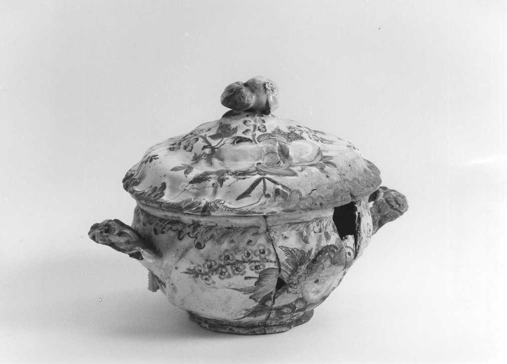 motivi decorativi vegetali (zuppiera) - bottega Italia centrale (sec. XVII)