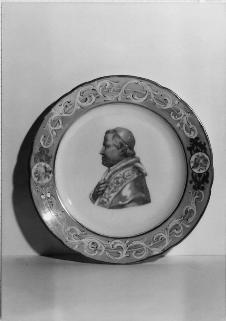ritratto a mezza figura di Pio IX (piatto) - manifattura italiana (sec. XIX)