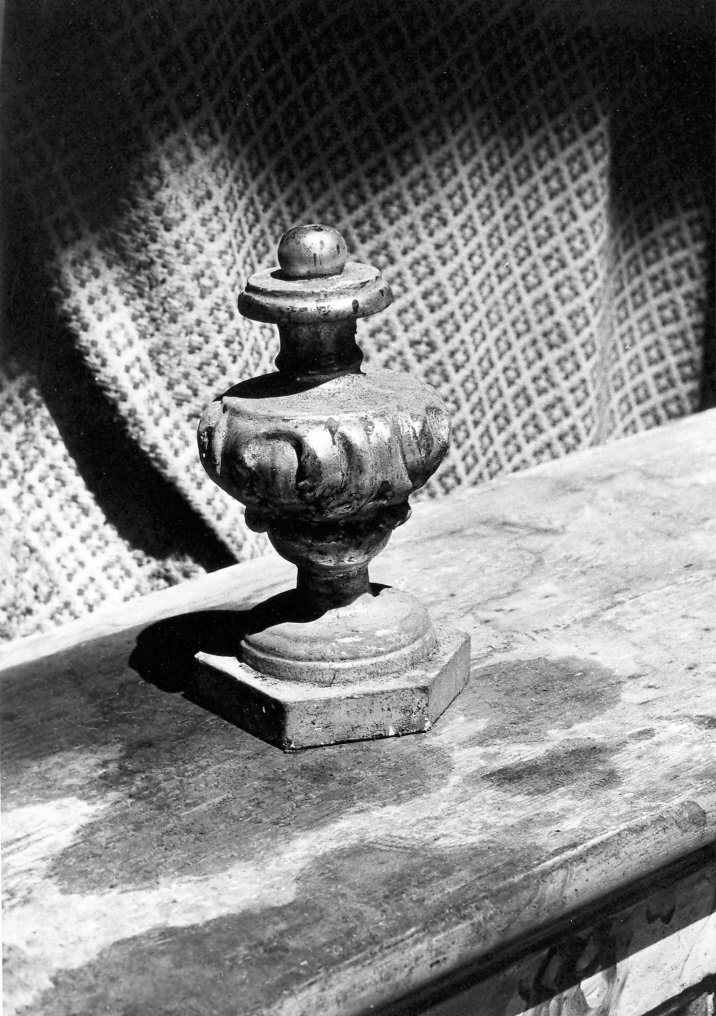 vaso d'altare con composizione floreale, coppia - bottega marchigiana (sec. XVII)